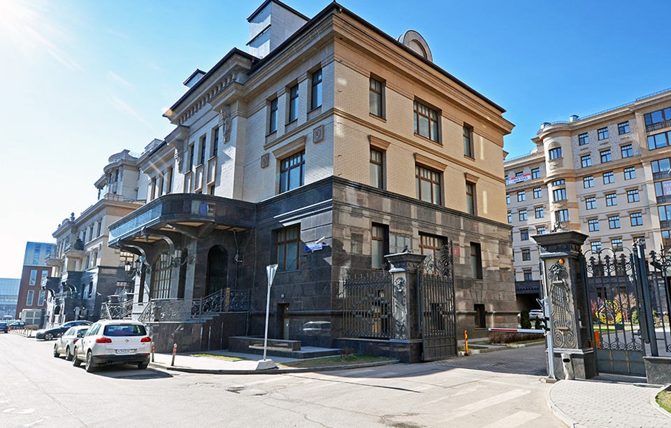 Продажа особняка в Москве, в жилом доме. Возле метро Парк культуры. Москва г, Турчанинов пер, д 2а. Площадь: 2557.70 кв.м. Цена: $ 30 000 000
