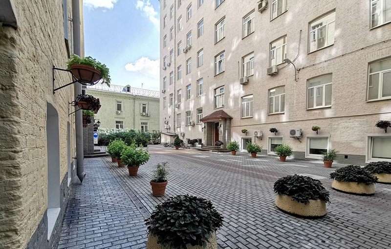 Аренда офиса в Москве, в жилом доме. Возле метро Охотный ряд. Москва г, Брюсов пер, д 2/14 с4. Площадь: 220.00 кв.м. Цена: 500 000 руб