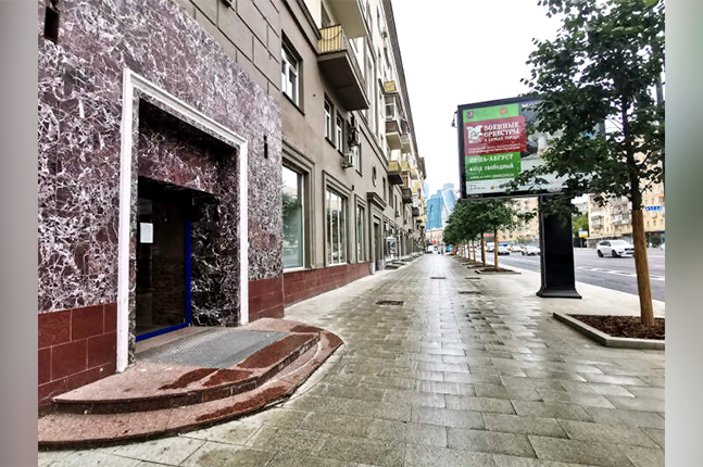 Аренда торговой площади в Москве, в жилом доме. Возле метро Киевская. Москва г, Кутузовский пр-кт, д 5. Площадь: 236.20 кв.м. Цена: 925 000 руб
