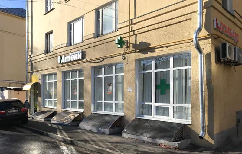 Аренда торговой площади в Москве, в жилом доме. Возле метро Спортивная. Москва г, Усачева ул, д 62. Площадь: 48.00 кв.м. Цена: 180 000 руб