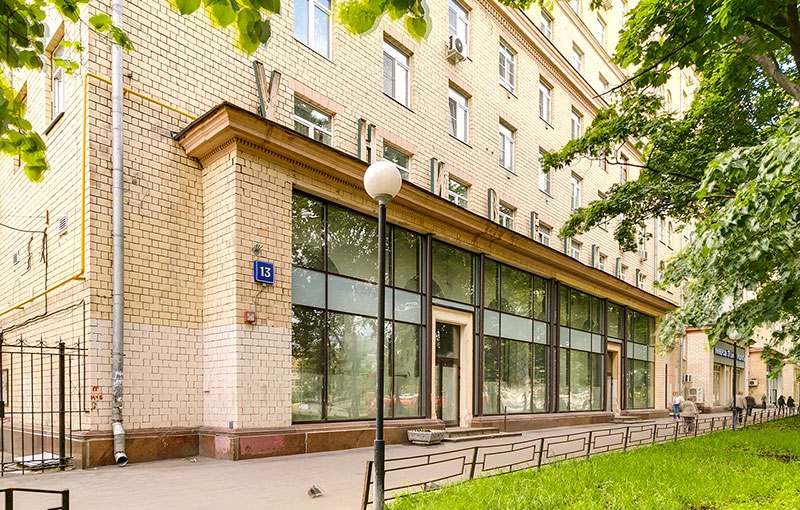 Аренда торговой площади в Москве, в жилом доме. Возле метро Сокол. Москва, Волоколамское ш, д 13. Площадь: 396.00 кв.м. Цена: 450 000 руб
