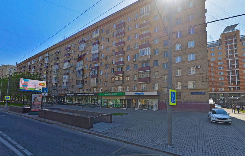 Аренда торговой площади в Москве, в жилом доме. Возле метро Киевская. Москва г, Кутузовский пр-кт, д 9 к1. Площадь: 130.00 кв.м. Цена: 800 000 руб