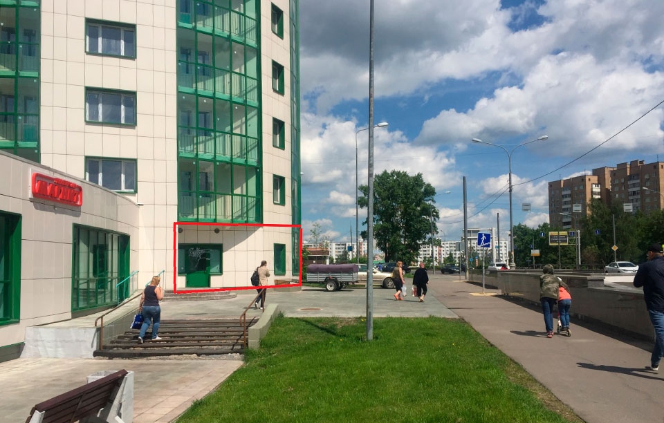 Аренда торговой площади в Москве, в жилом доме. Возле метро Ховрино. Москва г, Зеленоград, д к. 848 А. Площадь: 90.70 кв.м. Цена: 127 000 руб