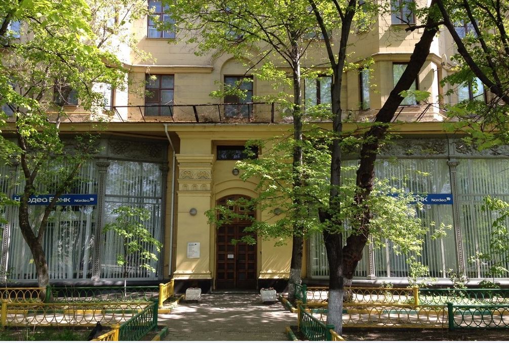Аренда торговой площади в Москве. Возле метро Смоленская. Москва, Смоленская наб, д 5к13. Площадь: 1040.00 кв.м. Цена: 1 900 000 руб