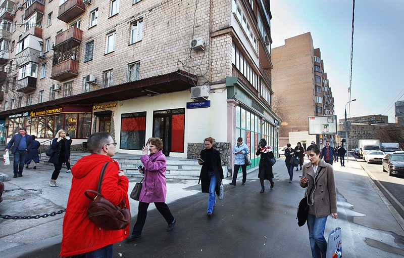 Аренда торговой площади в Москве, в жилом доме. Возле метро Белорусская. Москва г, Грузинский Вал ул, д 18/15. Площадь: 71.00 кв.м. Цена: 450 000 руб