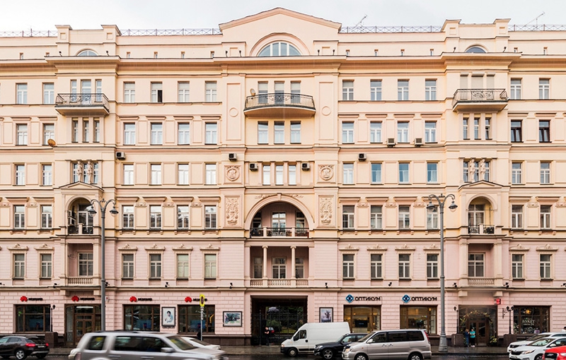 Аренда торговой площади в Москве, в жилом доме. Возле метро Маяковская. Москва г, Тверская ул, д 28 корп. 1. Площадь: 464.60 кв.м. Цена: 1 700 000 руб