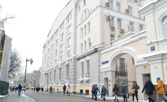 Аренда торговой площади в Москве. Возле метро Пушкинская, Тверская. Москва г, Большая Бронная ул, д 23стр1. Площадь: 37.60 кв.м. Цена: 190 000 руб