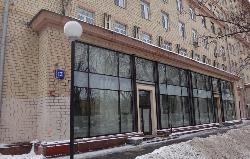 Аренда торговой площади в Москве, в жилом доме. Возле метро Сокол. Москва, Волоколамское ш, д 13. Площадь: 107.00 кв.м. Цена: 200 000 руб