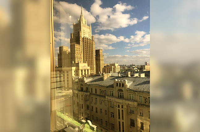 Аренда торговой площади в Москве, в БЦ Смоленский Пассаж. Возле метро Смоленская (голубая). Москва г, Смоленская пл, д 3. Площадь: 60.10 кв.м. Цена: 217 000 руб