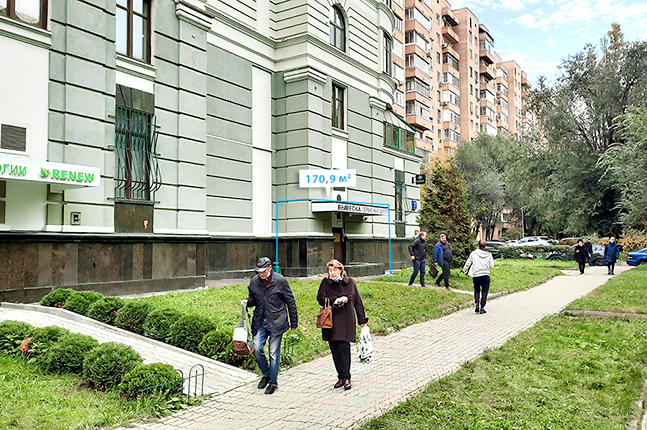 Продажа торговой площади в Москве, в жилом доме. Возле метро Новослободская. Москва г, Краснопролетарская ул, д 7. Площадь: 170.90 кв.м. Цена: 16 950 000 руб