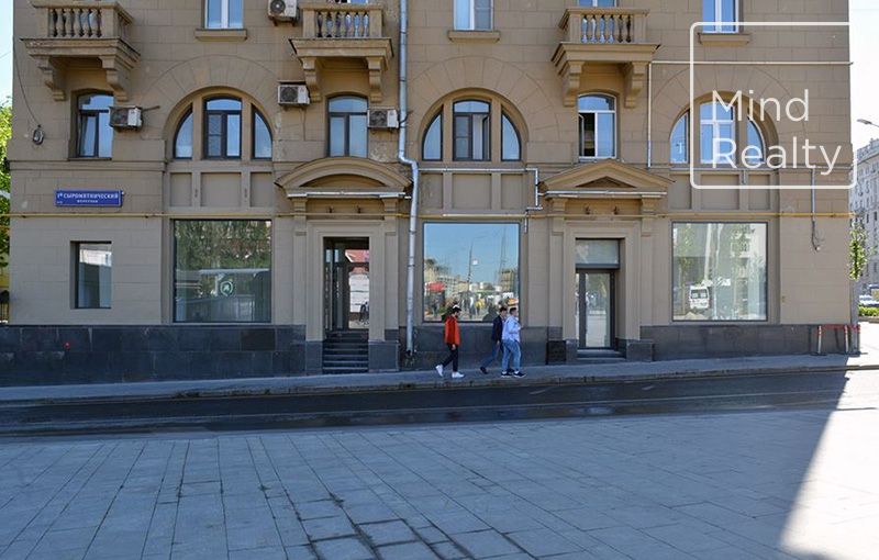 Аренда торговой площади в Москве, в жилом доме. Возле метро Чкаловская. Москва г, Земляной Вал ул, д 39/1 с1. Площадь: 42.90 кв.м. Цена: 780 000 руб