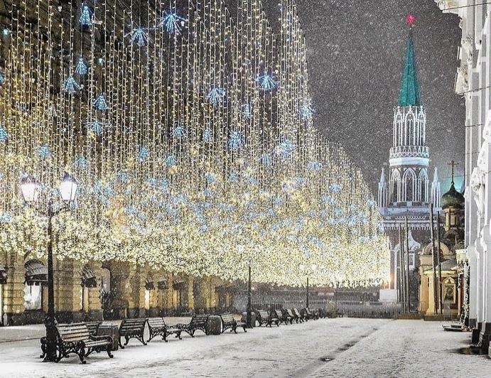 Продажа торговой площади в Москве. Возле метро Лубянка. Москва г, Никольская ул, д 19-21. Площадь: 71.40 кв.м. Цена: 234 000 000 руб