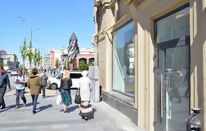 Продажа торговой площади в Москве, в жилом доме. Возле метро Чкаловская. Москва г, Земляной Вал ул, д 39/1 с1. Площадь: 255.10 кв.м. Цена: 183 180 000 руб