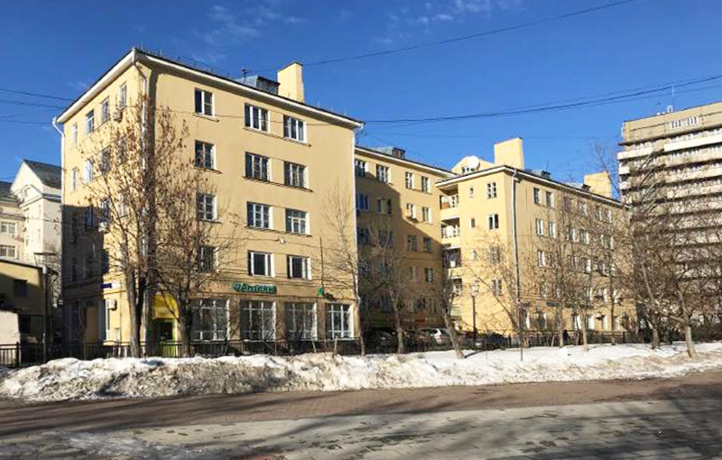 Аренда торговой площади в Москве, в жилом доме. Возле метро Спортивная. Москва г, Усачева ул, д 62. Площадь: 145.40 кв.м. Цена: 530 000 руб