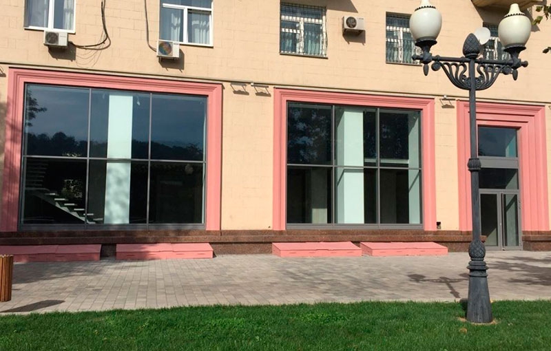 Аренда торговой площади в Москве, в жилом доме. Возле метро Фрунзенская. Москва г, Фрунзенская наб, д 54. Площадь: 352.00 кв.м. Цена: 1 114 667 руб