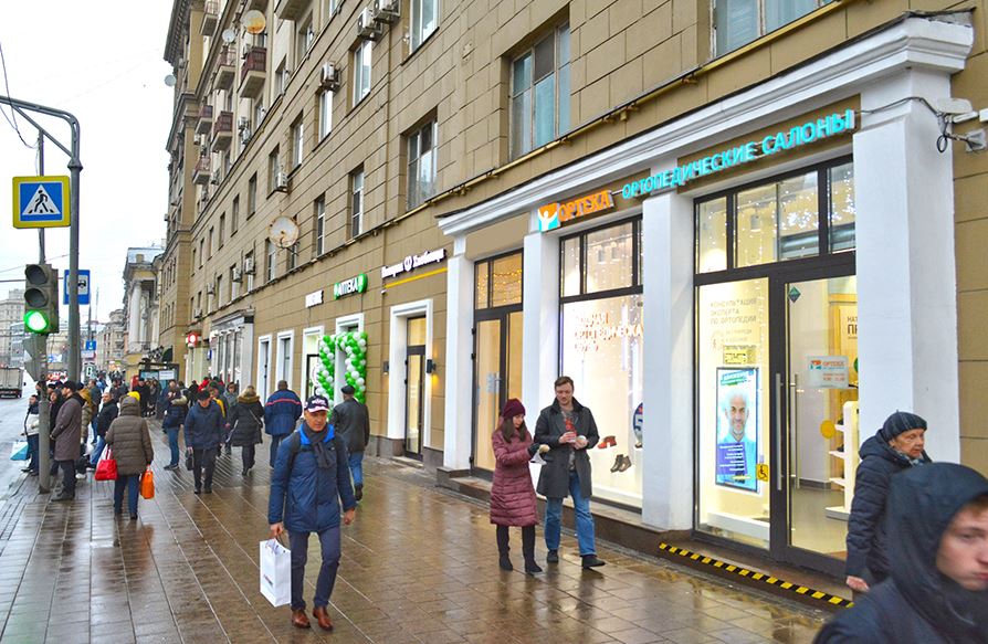 Аренда торговой площади в Москве, в жилом доме. Возле метро Проспект Мира. Москва г, Мира пр-кт, д 46-48. Площадь: 63.60 кв.м. Цена: 700 000 руб