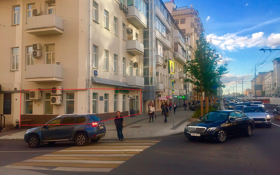 Аренда торговой площади в Москве, в жилом доме. Возле метро Смоленская. Москва, Новинский б-р, д 1/2. Площадь: 89.00 кв.м. Цена: 470 000 руб