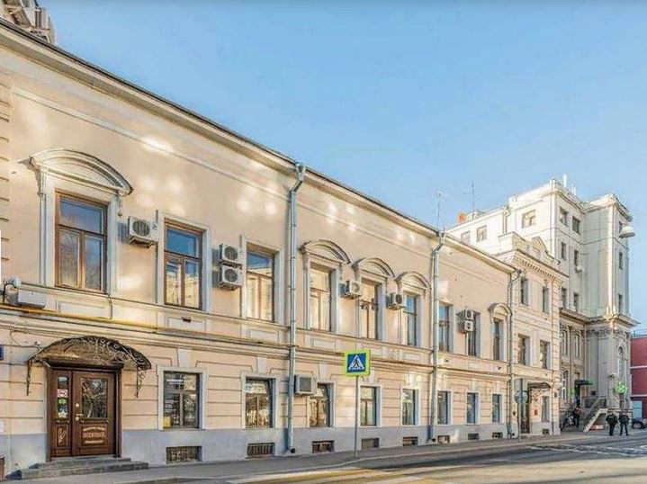 Аренда особняка в Москве. Возле метро Арбатская. Москва г, Кисловский М. пер, д 9 корп.1. Площадь: 1451.80 кв.м. Цена: 4 230 000 руб