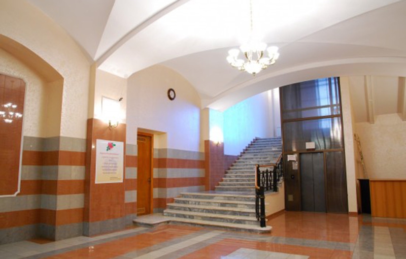 Аренда офиса в Москве. Возле метро Чеховская. Москва г, Дмитровка Б. ул, д 32 с1. Площадь: 105.00 кв.м. Цена: 300 000 руб