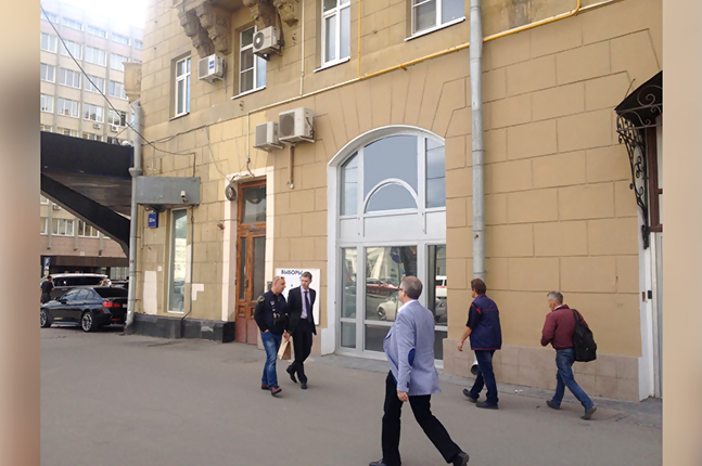 Аренда торговой площади в Москве, в жилом доме. Возле метро Смоленская. Москва, Смоленская-Сенная пл, д 23к25. Площадь: 145.00 кв.м. Цена: 800 000 руб