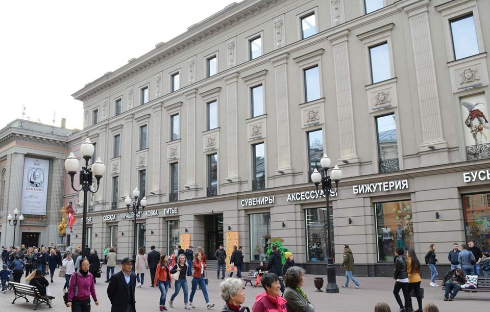 Аренда торговой площади в Москве. Возле метро Смоленская. Москва г, Арбат ул, д 24. Площадь: 400.00 кв.м. Цена: 4 000 000 руб