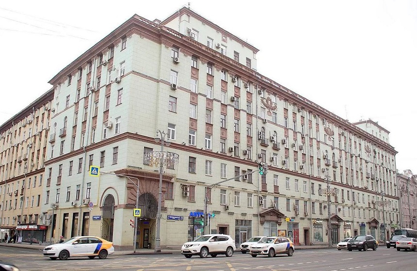 Аренда торговой площади в Москве, в жилом доме. Возле метро Белорусская. Москва г, Тверская-Ямская 1-я ул, д 13 корп. 1. Площадь: 272.10 кв.м. Цена: 500 000 руб