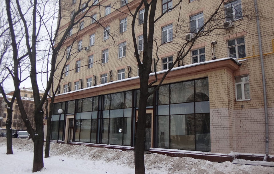 Аренда торговой площади в Москве, в жилом доме. Возле метро Сокол. Москва, Волоколамское ш, д 13. Площадь: 289.00 кв.м. Цена: 300 000 руб