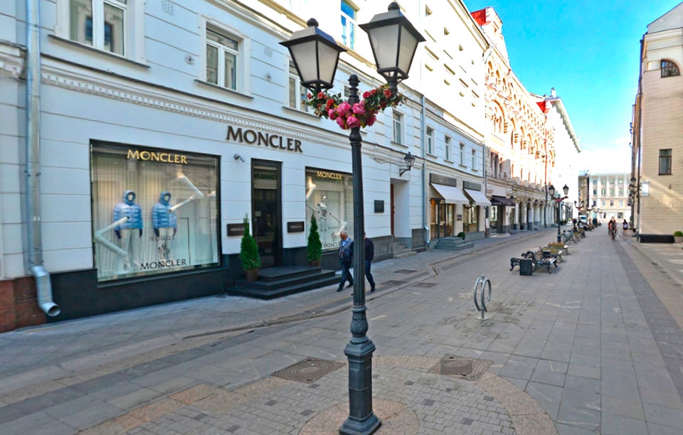 Аренда торговой площади в Москве. Возле метро Кузнецкий мост. Москва, Столешников пер, д 9 с.1. Площадь: 148.00 кв.м. Цена: 4 100 000 руб