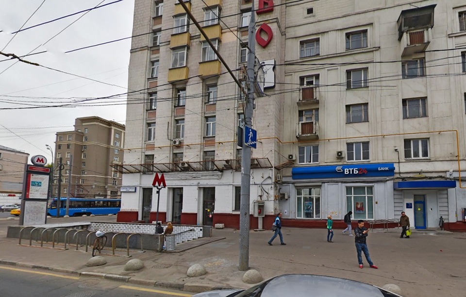 Аренда торговой площади в Москве, в жилом доме. Возле метро Авиамоторная. Москва г, Авиамоторная ул, д 14. Площадь: 127.50 кв.м. Цена: 675 000 руб